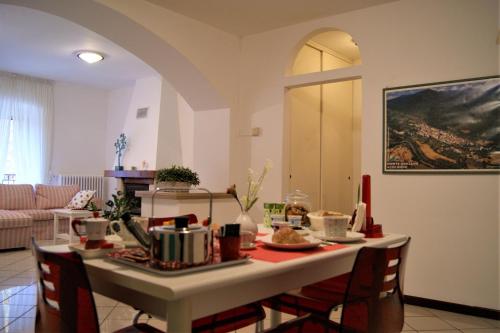 cocina y sala de estar con mesa y sillas en Ponte Rio en Pettorano sul Gizio