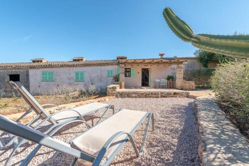 a group of chairs sitting in front of a house at Es Rafal Roig - Es Nord in Sant Llorenç des Cardassar