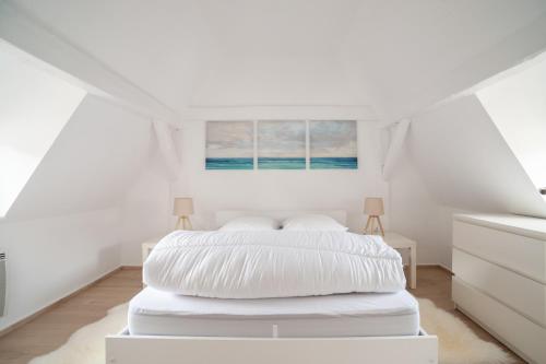 une chambre blanche avec un lit et une fenêtre dans l'établissement LOFT, à Colmar