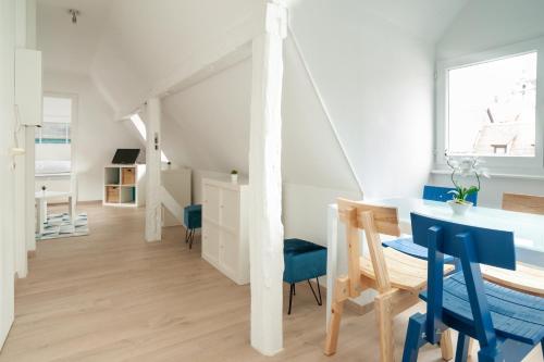 une pièce avec une table et des chaises et une salle à manger dans l'établissement LOFT, à Colmar