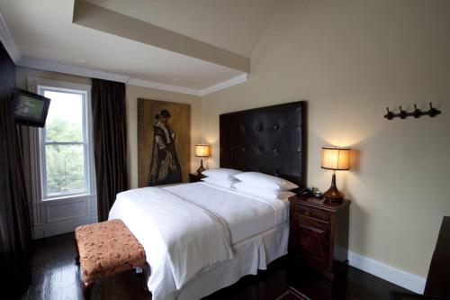 Un pat sau paturi într-o cameră la Dickson Street Inn