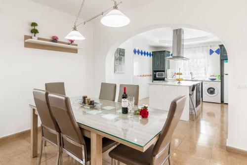 a kitchen and dining room with a table and chairs at Casa Familiar La Lobita 2 in Conil de la Frontera