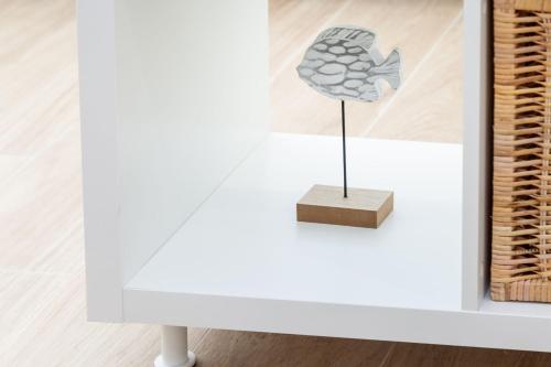 a sculpture of a brain on a stand in a room at Apartamento Luna in Barbate