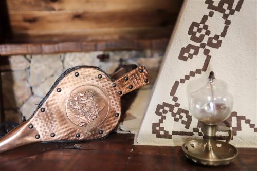 a clock and a wine glass on a table at Pinnetta Sarda in Codrongianos