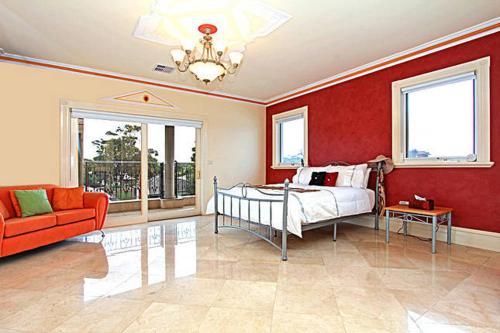 um quarto com uma cama e uma parede vermelha em ABC Accommodation - Rosebud em Rosebud