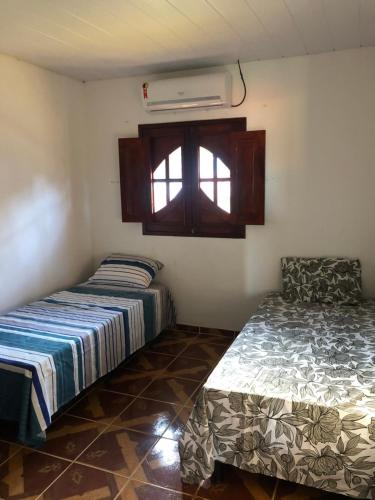 馬拉戈日的住宿－Casa de praia，客房设有两张床和窗户。