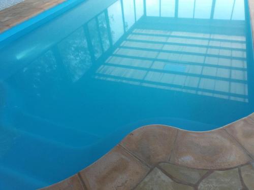 Bazén v ubytování Casa Campo de tiro Morro Negro nebo v jeho okolí