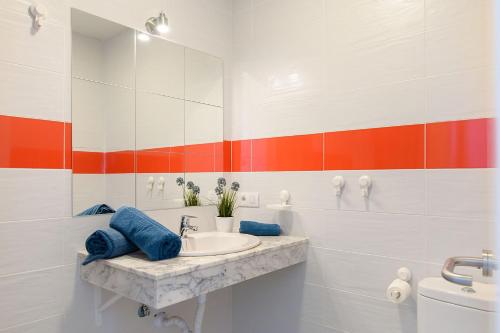 un baño con lavabo e inodoro en Villa Xana, en Playa Blanca