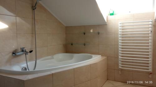 W pokoju znajduje się łazienka z wanną. w obiekcie Apartament w domu na wsi w mieście Tomaszów Lubelski