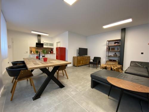 a living room with a table and a couch at City Apartments Hannover in Hannover