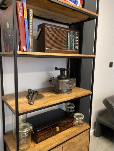 a book shelf with a radio and books at City Apartments Hannover in Hannover