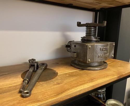 an old sewing machine sitting on top of a wooden table at City Apartments Hannover in Hannover