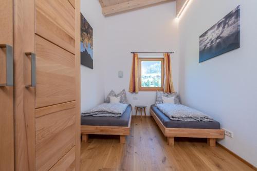 um quarto com duas camas e uma porta de correr em Ferienwohnung Leitinger em Sankt Martin bei Lofer