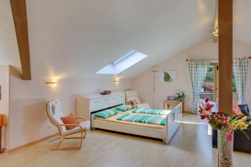 um quarto com uma cama e uma cadeira em Ferienwohnung Gelting em Geretsried