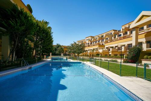 Apto situado a 20 metros de la playa con 3 piscinas, wifi 1000Mbs