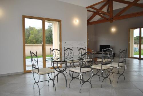 a dining room with a table and chairs at VILLA KÉRINÉ in Valencin