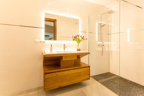 ein Badezimmer mit Waschbecken und Spiegel in der Unterkunft Villa Ca Na Marga in Muro
