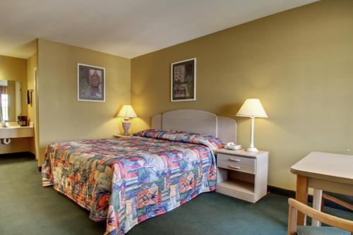 Katil atau katil-katil dalam bilik di Key West Inn - Childersburg