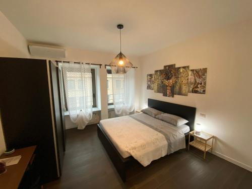1 dormitorio con 1 cama y 2 ventanas en Smart house en Turín