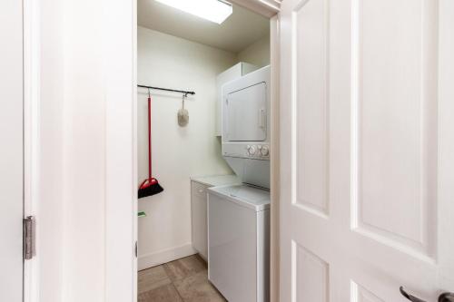 A bathroom at Coronet Creek Retreat