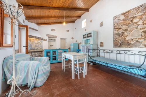 - une chambre avec un lit et une table dans l'établissement Dimora tipica Carlofortina, à Carloforte