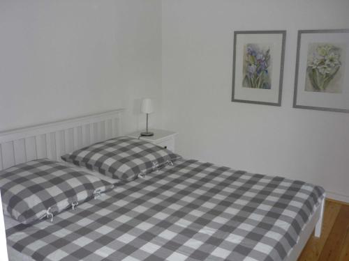 Duas camas num quarto com duas fotografias na parede em Ferienwohnung Elke Eggers em Wallsbüll
