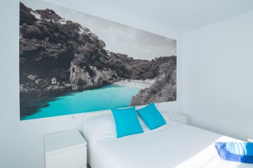 カラ・ブランカにあるVilla Eidanの白いソファ(青い枕付)が備わる客室です。