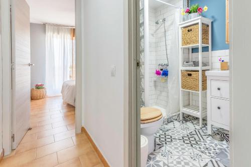łazienka z toaletą i prysznicem w obiekcie Apartamento "soñac sol" w mieście Los Caños de Meca