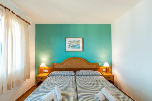 サン・リュイスにあるVilla Thalassaの青い壁のベッドルームのベッド1台