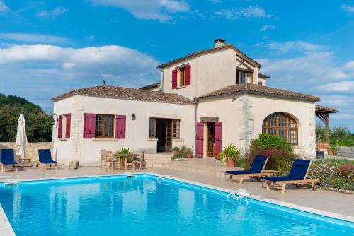 une villa avec piscine devant une maison dans l'établissement La Maison, à Villeneuve-de-Duras