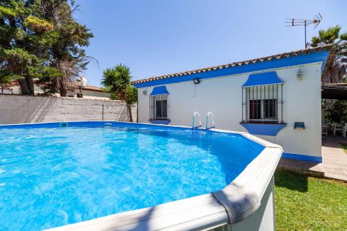 una piscina frente a una casa en Chalet Diferente, en Chiclana de la Frontera