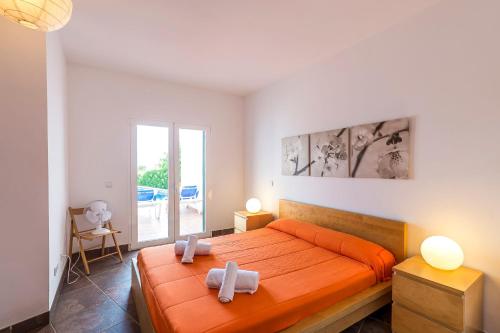 een slaapkamer met een bed met twee kruisen erop bij Villa Eduard in Binibeca