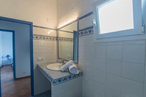 ビニベカにあるVilla Evaのバスルーム(洗面台、鏡付)