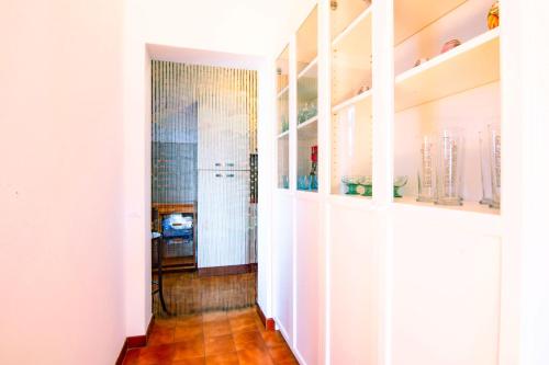 een hal met witte planken in een kamer bij Villetta Ivana in Marciana