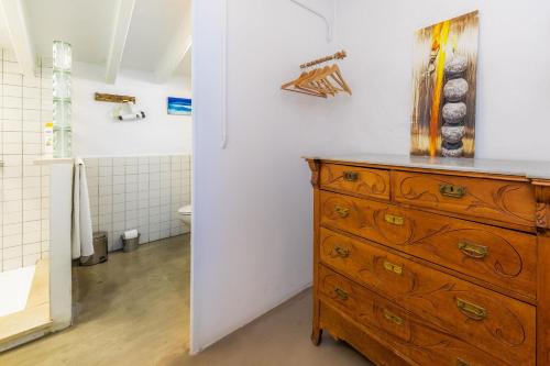 アルタにあるVilla Ithaka Petitのバスルーム(木製ドレッサー付)、バスルーム(トイレ付)