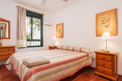 チクラナ・デ・ラ・フロンテーラにあるApartamento Aldea del Cotoのベッドルーム(ベッド1台、窓付)