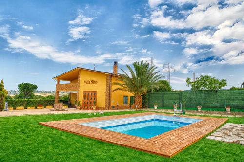 una casa con piscina en un patio en Villa Nino, en Petacciato