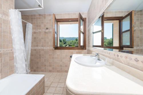 ein Badezimmer mit einem Waschbecken, einer Badewanne und einem WC in der Unterkunft Sa Sinia in Petra