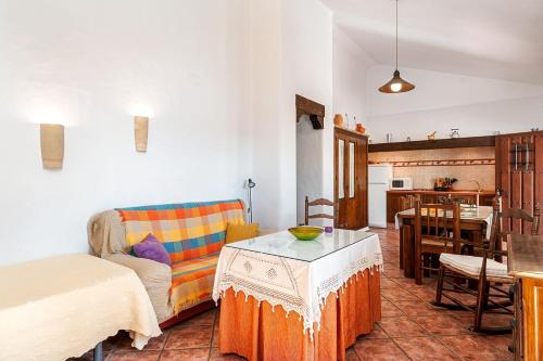 een woonkamer met een bed, een bank en een tafel bij Cortijo Villa La Dehesa in Conil de la Frontera