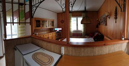 una sala de estar con un espejo grande en una habitación en Luminoso appartamento centrale, en Ponte di Legno