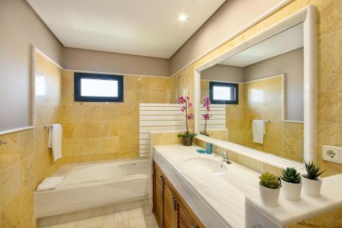 Un baño con bañera, lavabo y bañera. en Aguamarina 4, en Playa Blanca