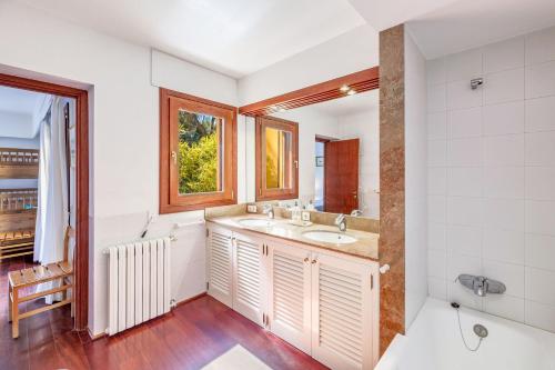 La salle de bains est pourvue d'un lavabo et d'un miroir. dans l'établissement Green Bike, à Santa Ponsa