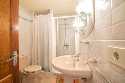 y baño con lavabo, aseo y espejo. en Apartamento Barranco Seco, en Puerto del Carmen