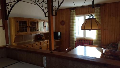Una sala de estar con un gran espejo en una cocina. en Luminoso appartamento centrale, en Ponte di Legno