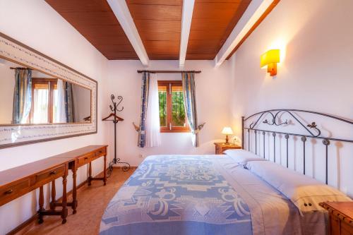 Säng eller sängar i ett rum på Ses Salines cottage with private pool and barbecue