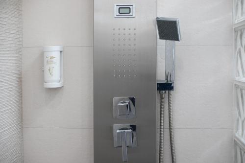 La salle de bains est pourvue d'une douche, d'un téléphone et d'une douche. dans l'établissement Apartamento Marei 2, à Cala Blanca