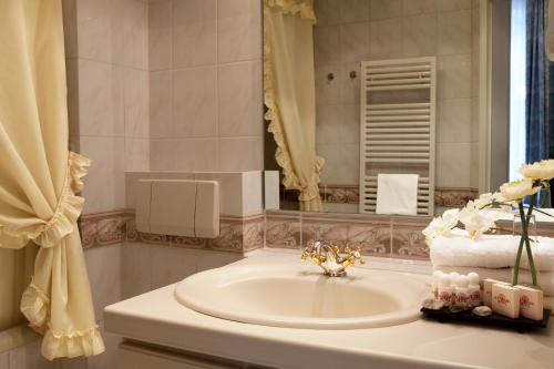 a bathroom with a sink and a mirror at Boulevard Hotel Hamburg in Hamburg