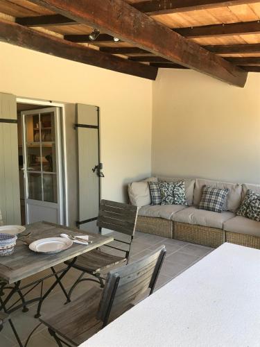 un salon avec un canapé et une table dans l'établissement Maisonnette au coeur d'un vignoble, à Villeneuve-de-Duras