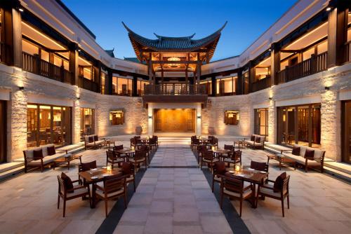 重庆重庆北碚悦榕庄的建筑物内有桌椅的餐厅