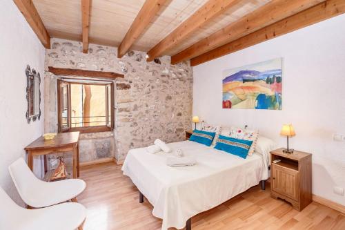 1 dormitorio con 1 cama y 2 sillas en una habitación en Casa General Perez, en Pollensa
